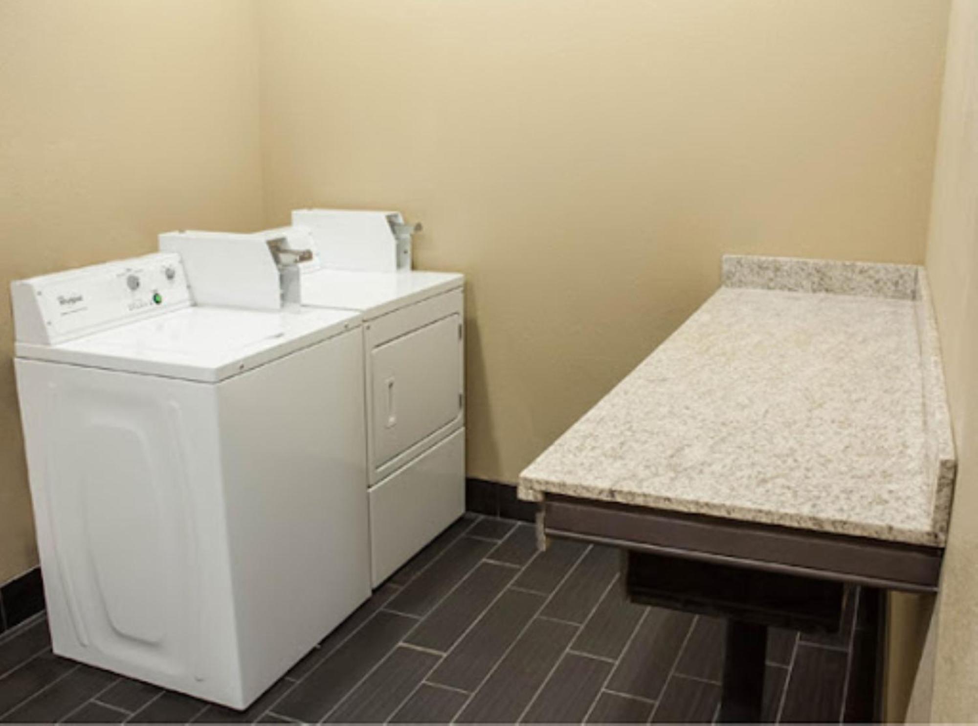 Holiday Inn Express & Suites Chicago - Matteson By Ihg Екстериор снимка